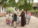 A&P Group tặng xe đạp cho trẻ em chùa Mía đến trường